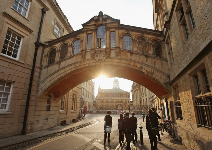 Все по-малко бедни студенти посещават водещи британски университети