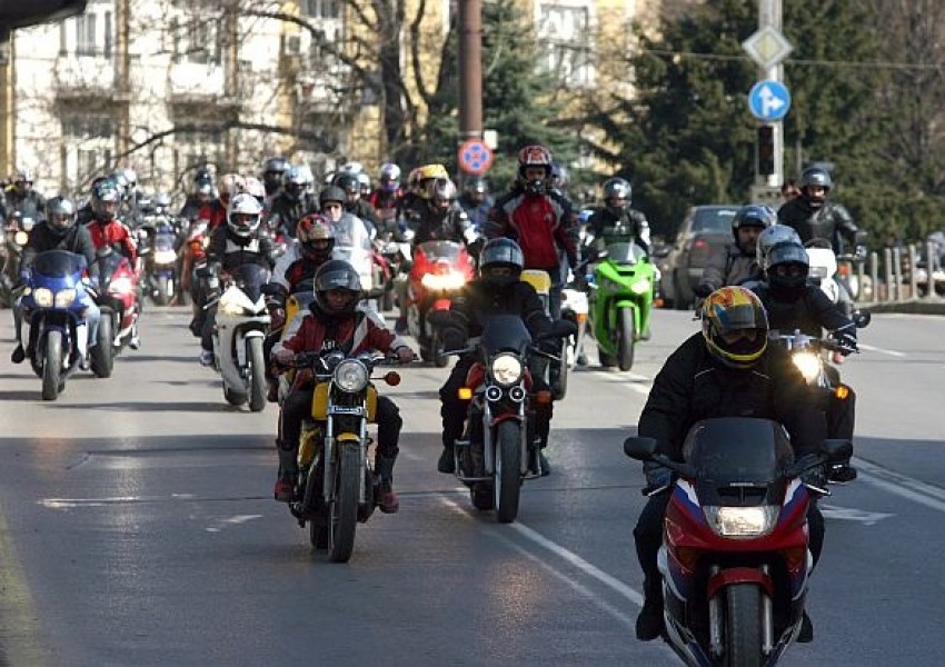 Стотици мотористи на протест пред парламента