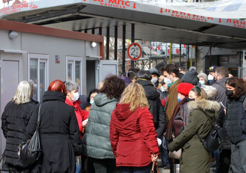 България: Многобройни опашки се извиха от чакащи за ковид-ваксини!