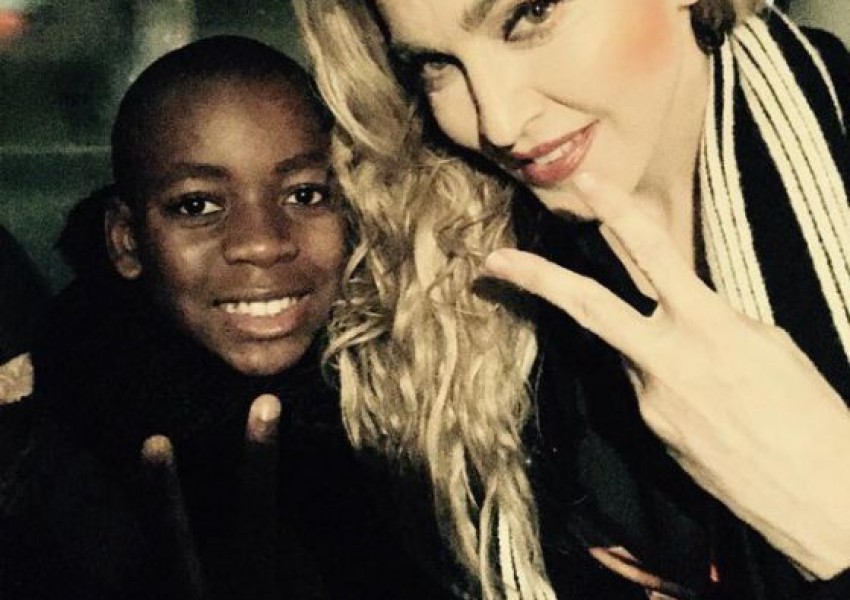 Мадона пя на студа в Париж, почете жертвите на атентатите (ВИДЕО+СНИМКИ)
