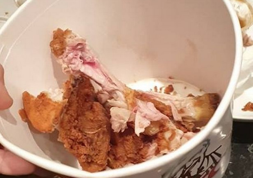 Отврат! Клиент на KFC намери нещо ужасно в пилето си! (СНИМКИ)