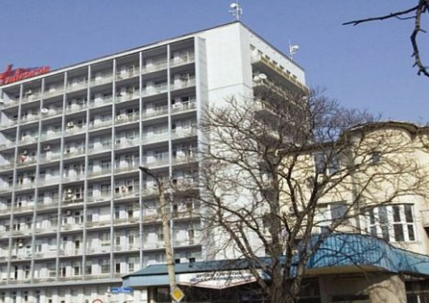 Мъж блъсна пешеходец, закара го до "Пирогов" и избяга