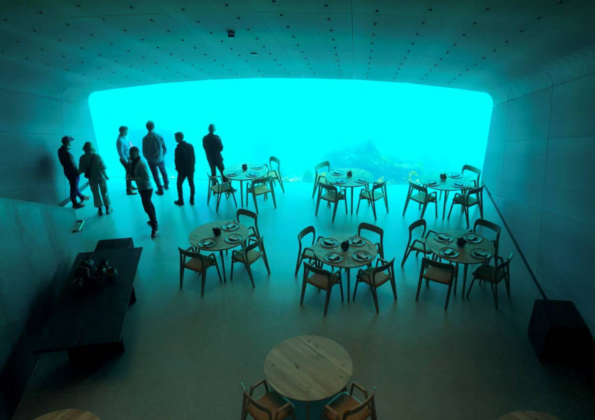Първият подводен ресторант в Европа отвори врати (СНИМКИ)