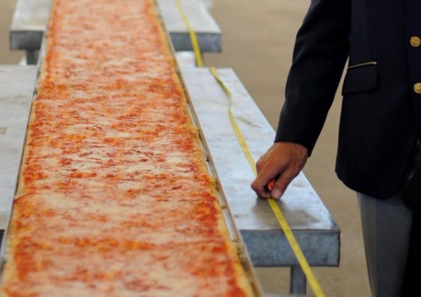 Вижте най-дългата пица в света! (ВИДЕО)
