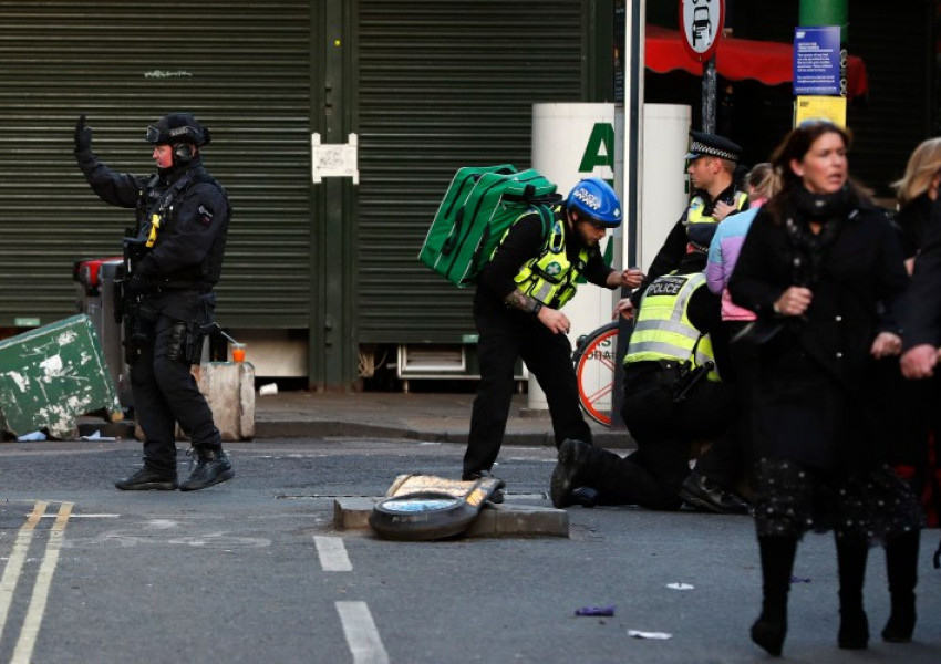 Полицията: Инцидентът на "Лондон Бридж" е тероризъм! (СНИМКИ + ВИДЕО)