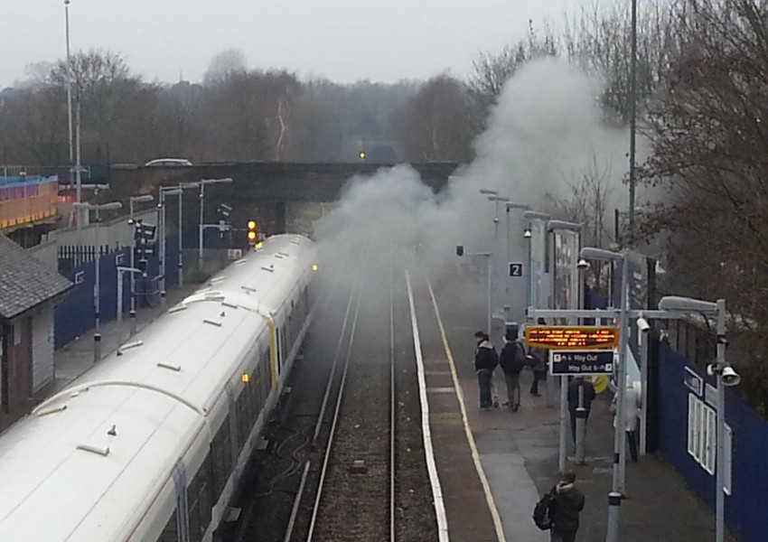 Пожар избухна в лондонски влак, евакуираха пътниците