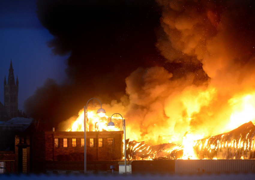 Огън запали Глазгоу, хиляди домове без ток! (СНИМКИ)