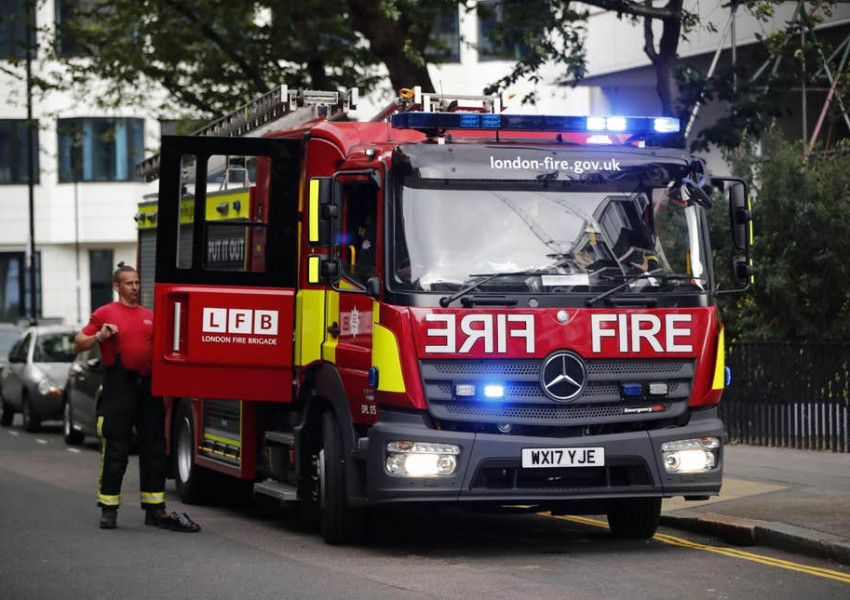 Огромен пожар вдигна на крак Северен Лондон