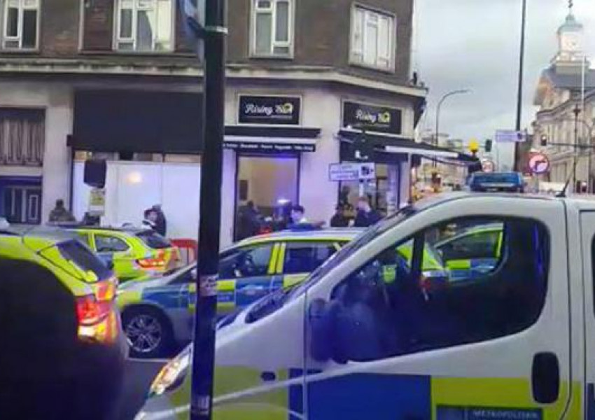 Тийнейджъри пребиха двама полицаи в Южен Лондон