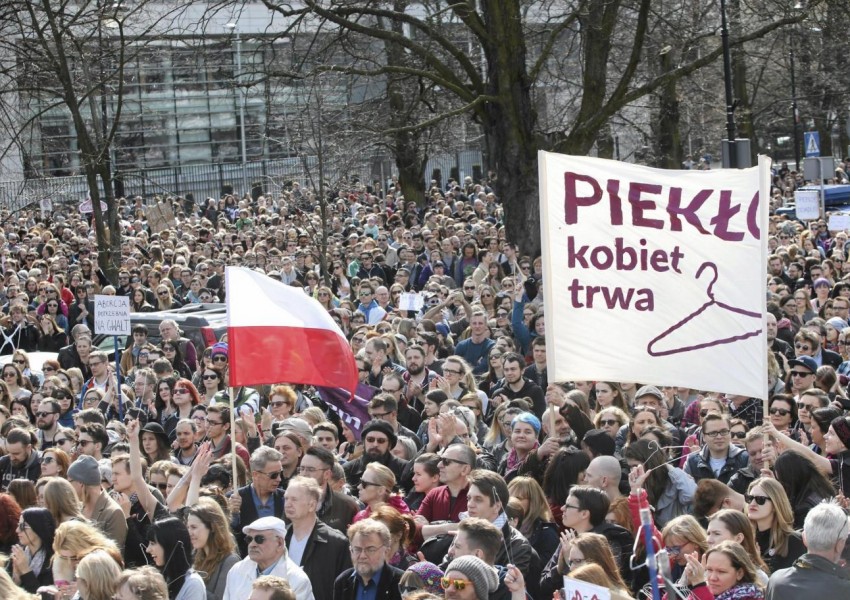 Забраняват абортите в Полша
