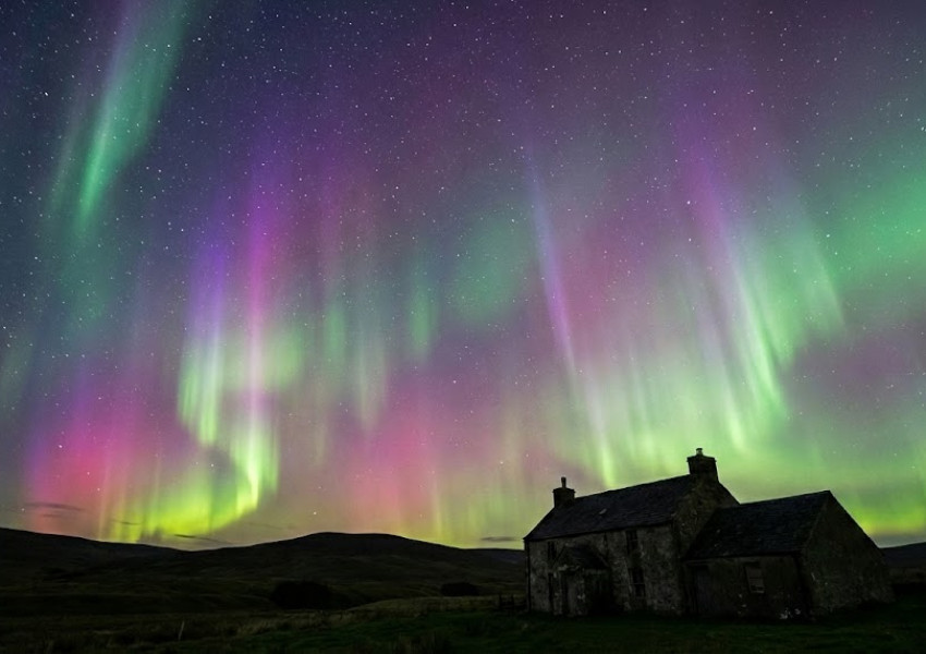 Небето над Великобритания грейна в розово и зелено: Видяхте ли Полярното сияние?