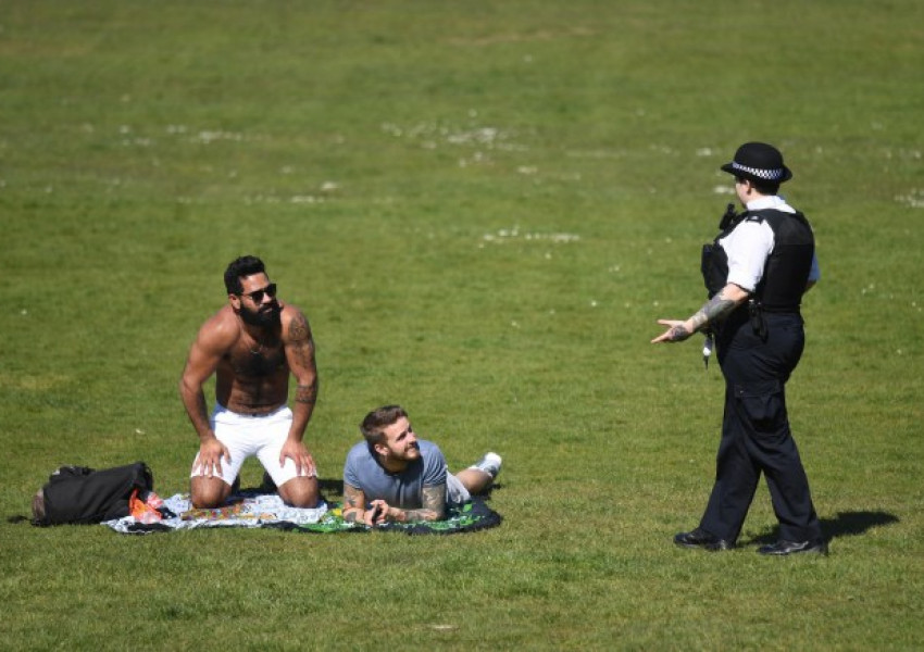 Полицията в Лондон ще използва сила срещу "плажуващите" по парковете