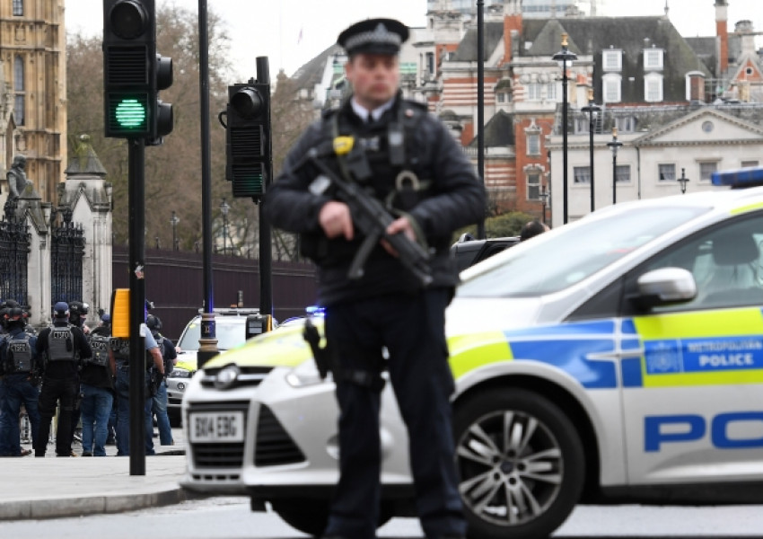 Защо лондонските полицаи блъскат мотористи? (ВИДЕО)