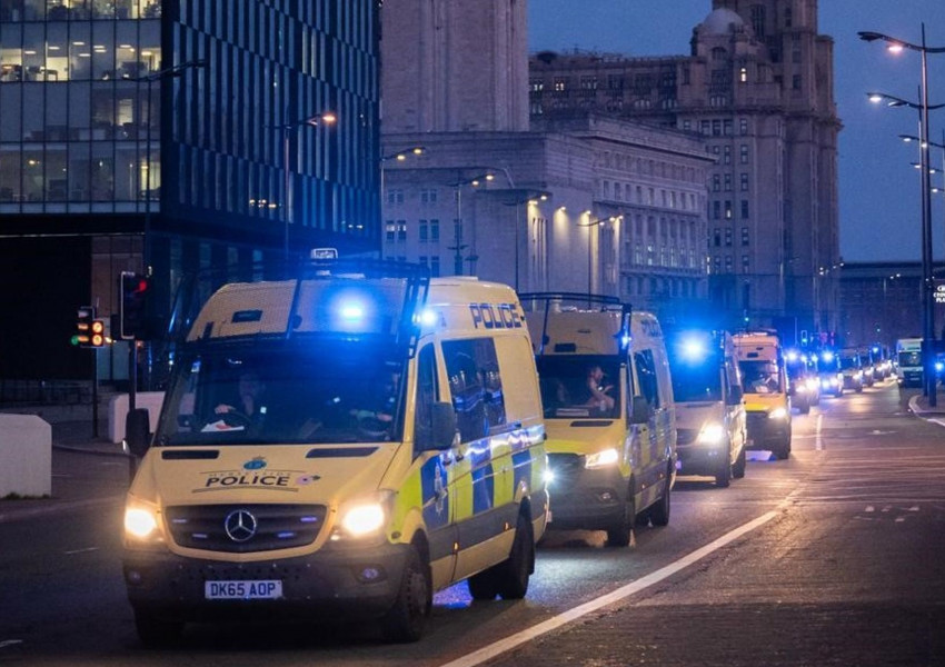 Мащабна полицейска акция в Ливърпул: Десетки арестувани и иззети оръжия, наркотици и пари в брой