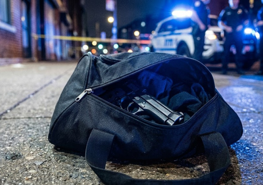 Петима полицаи отстранени, след като забравиха чанта с оръжия пред дома на Садик Хан