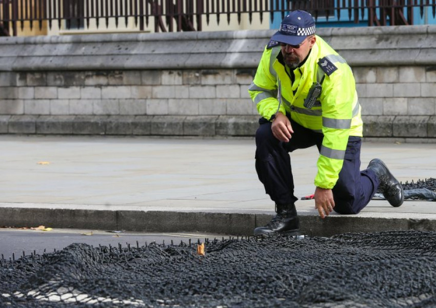 Полицията спира терористите с шпайкове