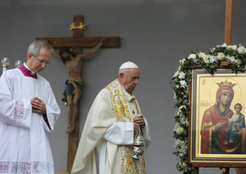 Голяма молитва за мир ознаменува края на посещението на папа Франциск в България