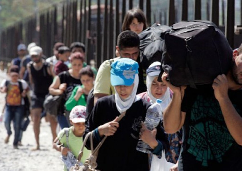 Гръцките власти раздават на бежанците листовки с указания как да нарушат съседните граници