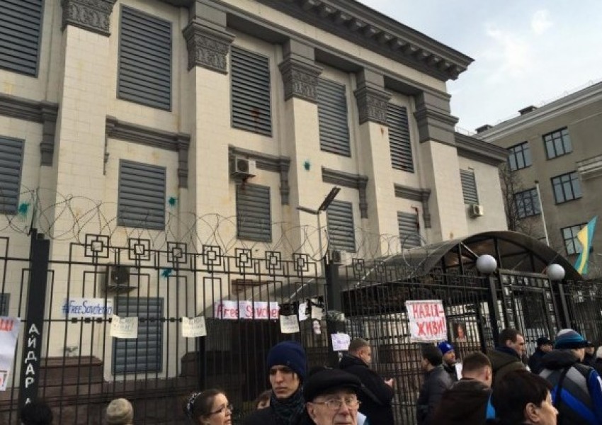 Стълкновения пред руското Посолство в Киев
