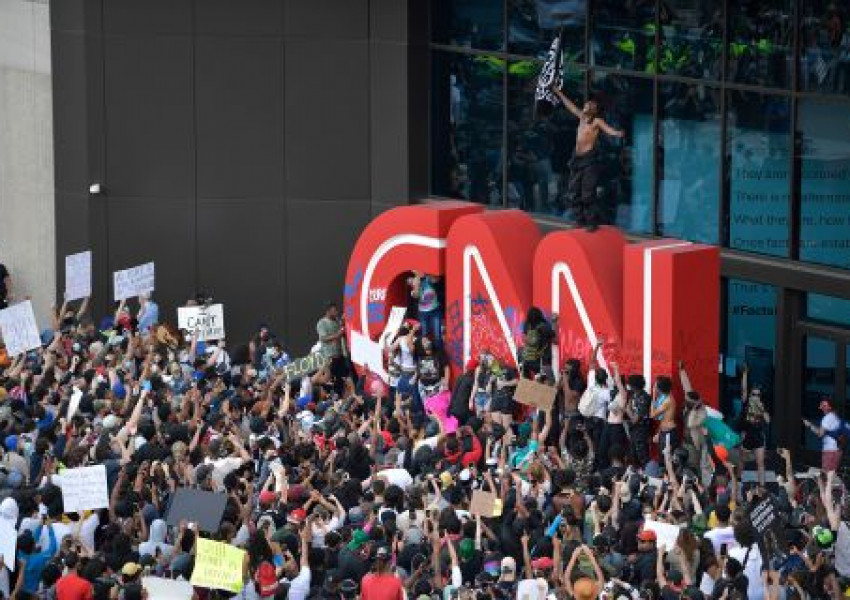 Протестиращи срещу полицейското насилие нападнаха и централата на CNN в Атланта