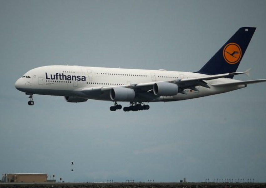 Повредена кафемашина приземи аварийно самолет 