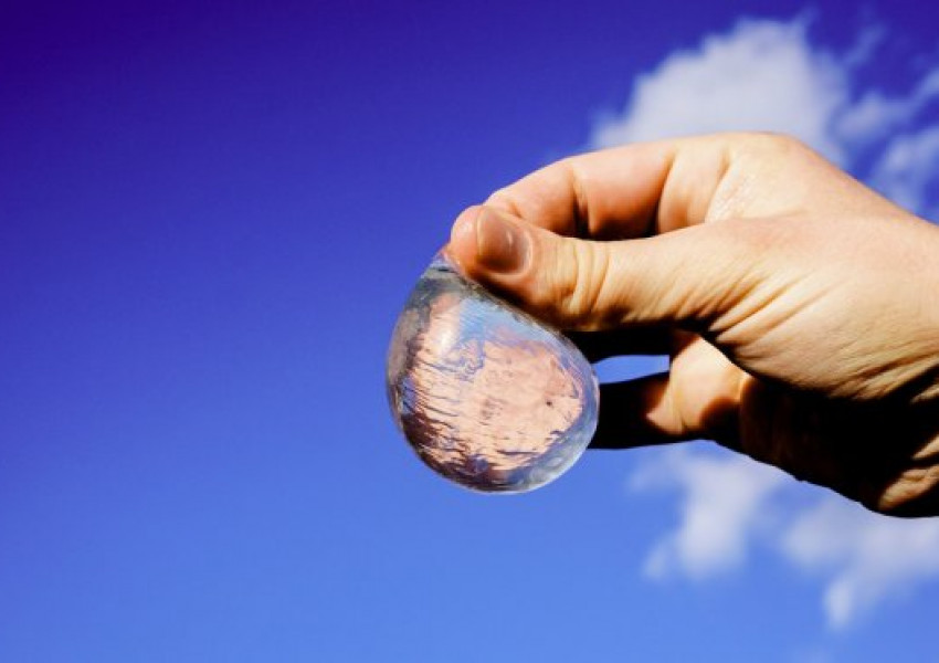Учени създадоха еко "водни балони" за ядене