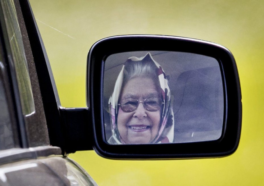 Сладка снимка на усмихнатата Елизабет II стана хит в интернет