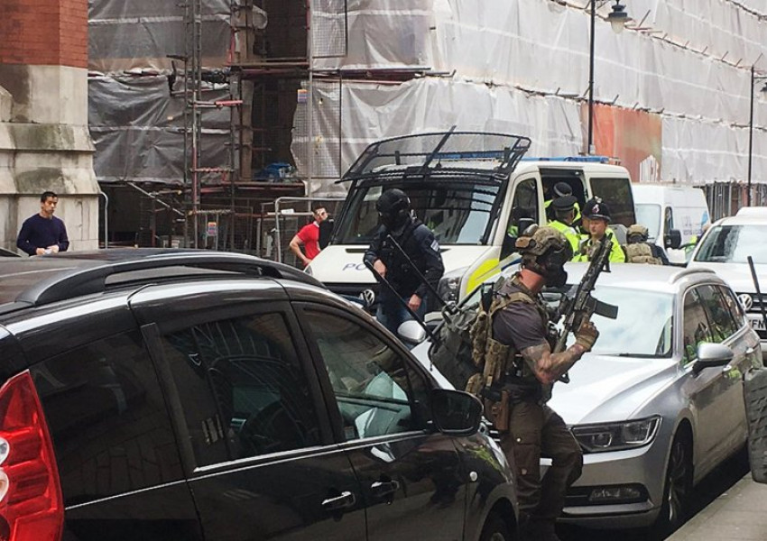 Въоръжени сили щурмуваха жилищна сграда в Манчестър (СНИМКИ)