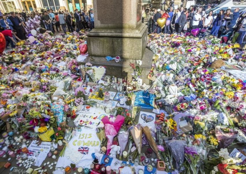 Великобритания почита жертвите на атентата с минута мълчание