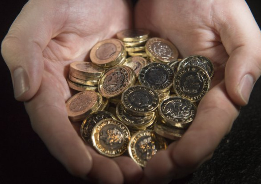 Ако имате монети от един паунд – харчете ги бързо!