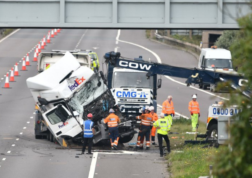 Осем жертви на зверска катастрофа на М1 (СНИМКИ)