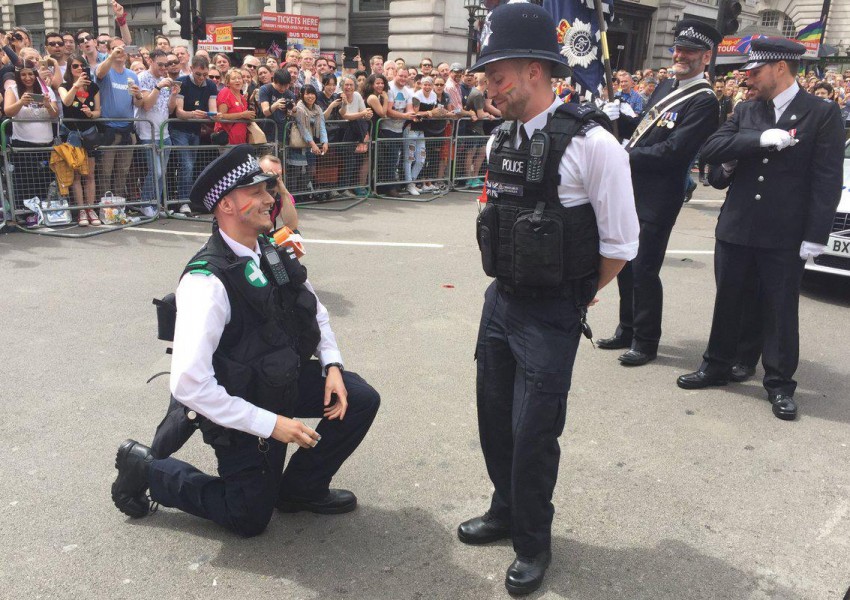 Полицаи, сгодили се по време на гей прайда, тормозени в интернет