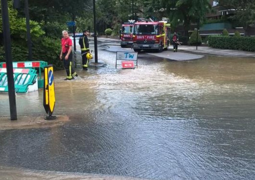 Десетки евакуирани след наводнение в Северен Лондон