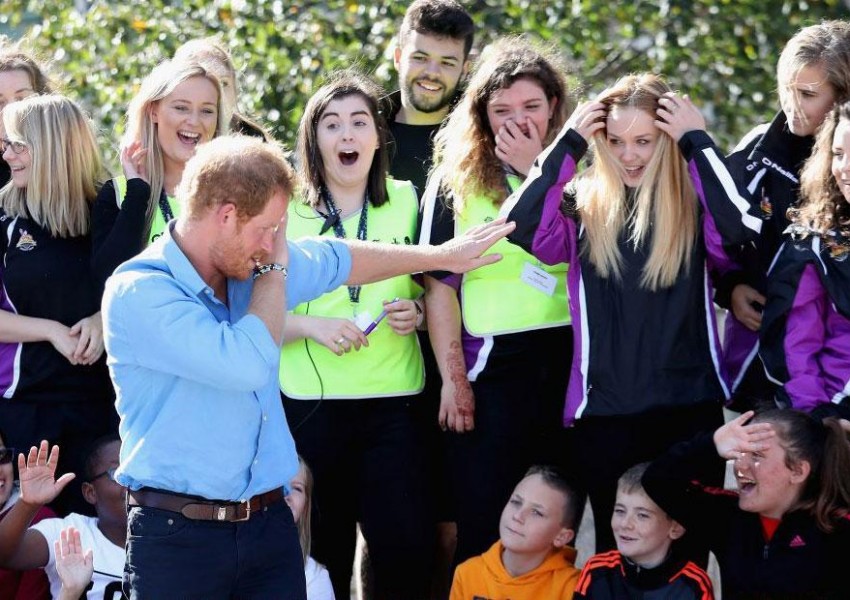 Чаровният принц Хари смая студентки в Шотландия
