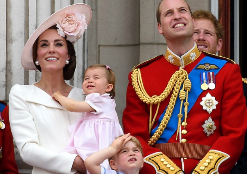 10 от най-сладките моменти на Джордж и Шарлот от балкона на Бъкингамския дворец (СНИМКИ)