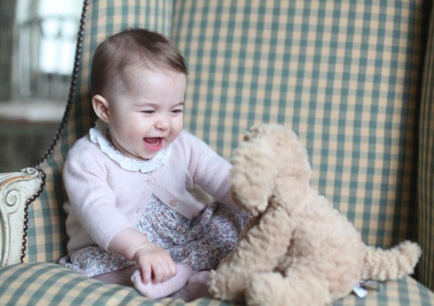 Снимките на 6-месечната принцеса Шарлот разтопиха феновете ѝ