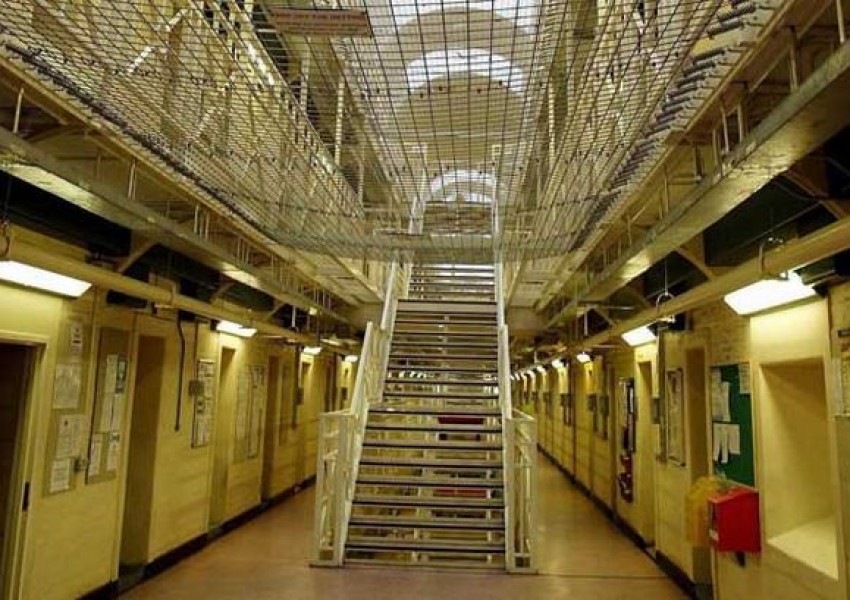 Драконовски мерки срещу нелегалните телефони в затворите в Англия и Уелс