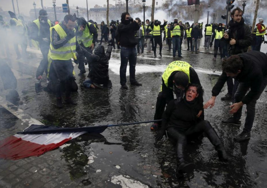 Нощ на кървави протести в Париж