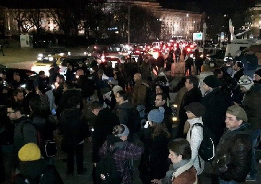 "Долу Бойко!" и "Оставка!" - скандираха протестиращи в София (ВИДЕО)