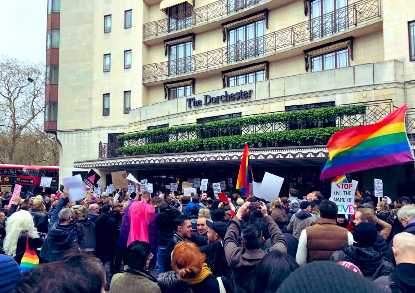 Протест в Лондон срещу законите в Бруней, наказващи със смърт гейовете