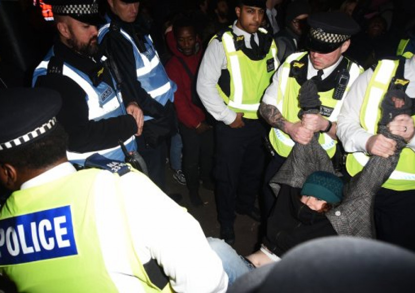 Над 300 души арестувани в Лондон, очакват се проблеми с метрото