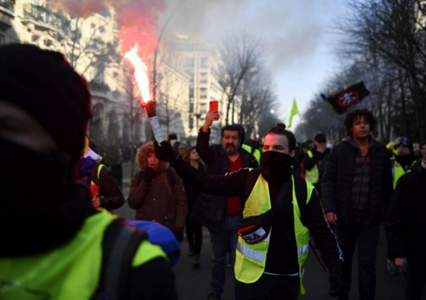 Полицията използва насилие срещу протестиращите в Париж