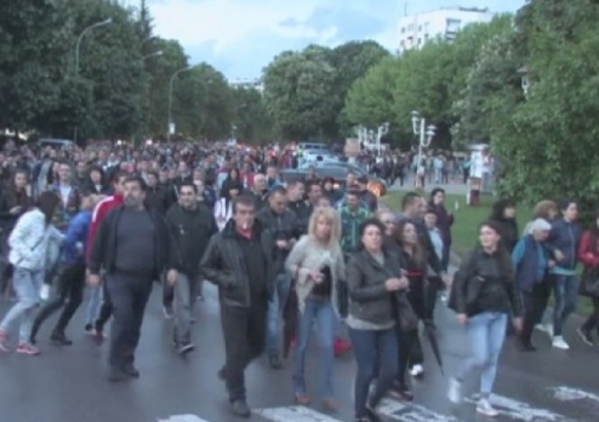 Протест в Раднево - ранени са полица и демонстранти