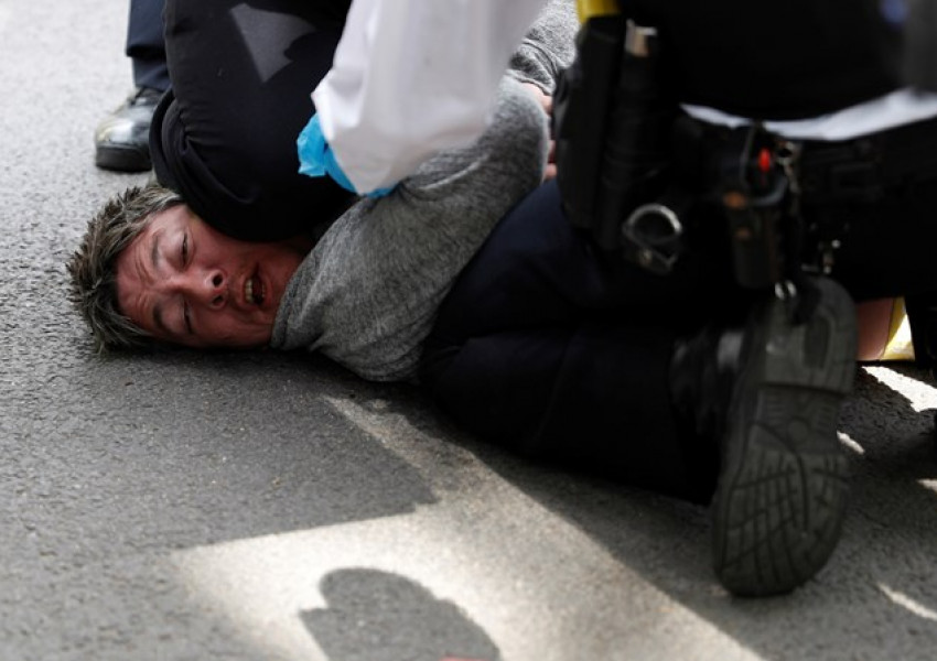 Екшън в Лондон! Арести по време на протест срещу ограниченията заради КОВИД 19