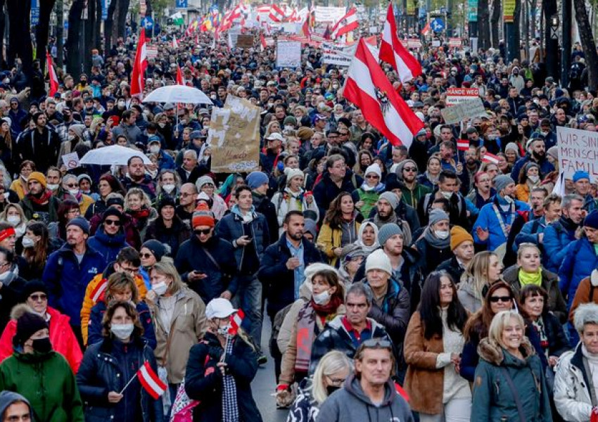 Десетки хиляди на протест в Австрия срещу задължителната ковид-ваксинация