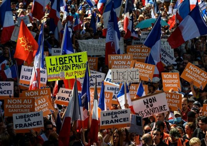 Франция: Стотици хиляди и днес протестираха срещу задължителната ковид-ваксинация и имунизационните пропуски!