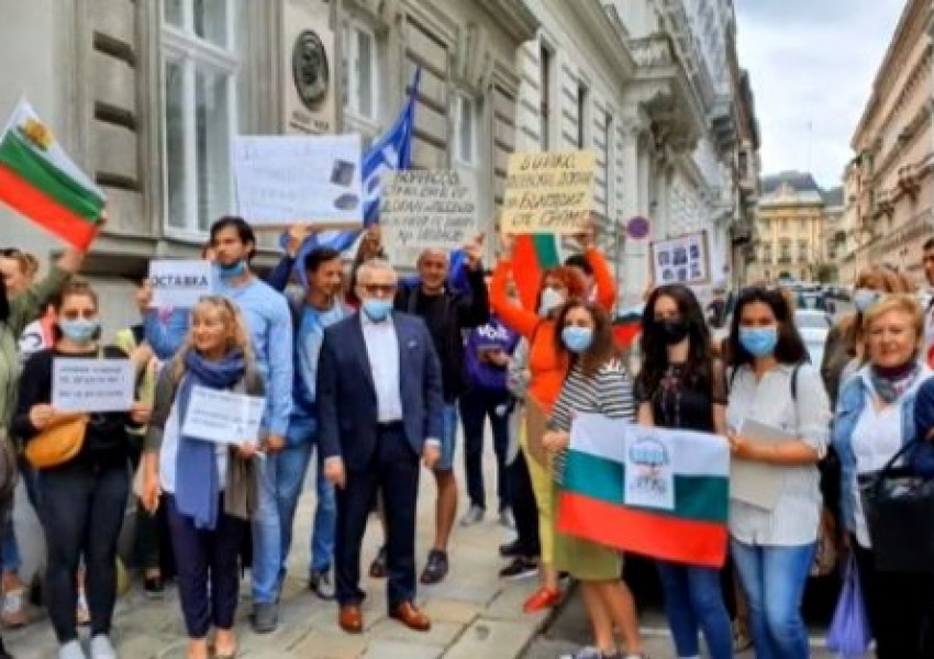 Протестите на българи в чужбина не стихват. ”Не сте сами” и ”Оставка” звучат от всички краища на света