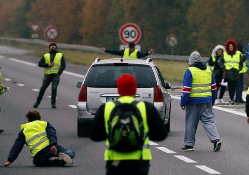 Една жертва при протестите срещу цената на горивата във Франция