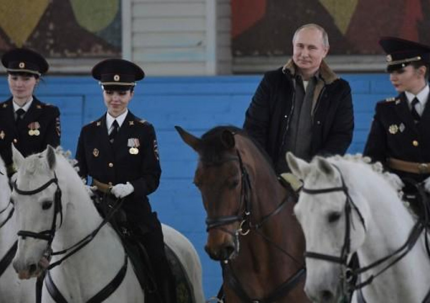 Путин честити 8 март, качен на кон