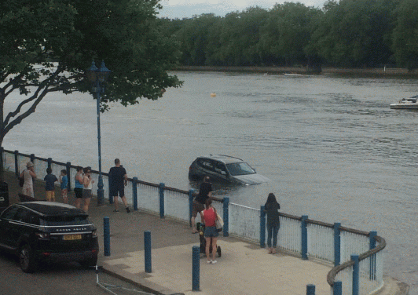  Ето защо не трябва да паркирате край Темза (СНИМКА)